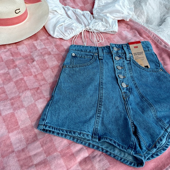 Levi’s High Waisted Shorts - Picture 1 of 6